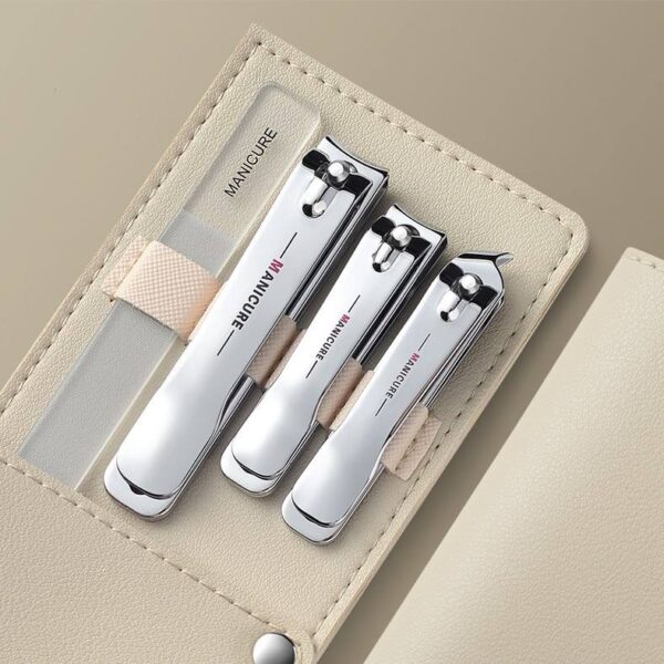 Nail Clippers with A Portable Protective Cover 2